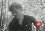 Immagine di Il Viet Cong nel camp per la scrittura di lettere bunker di scavo e pulizia weapo Il Vietnam, 1965, secondo 49 filmato di repertorio 65675032694
