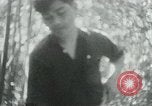 Immagine di Il Viet Cong nel camp per la scrittura di lettere bunker di scavo e pulizia weapo Il Vietnam, 1965, secondo 50 filmato di repertorio 65675032694