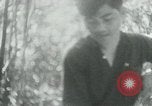 Immagine di Il Viet Cong nel camp per la scrittura di lettere bunker di scavo e pulizia weapo Il Vietnam, 1965, secondo 51 filmato di repertorio 65675032694