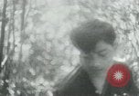 Immagine di Il Viet Cong nel camp per la scrittura di lettere bunker di scavo e pulizia weapo Il Vietnam, 1965, secondo 52 filmato di repertorio 65675032694