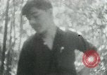 Immagine di Il Viet Cong nel camp per la scrittura di lettere bunker di scavo e pulizia weapo Il Vietnam, 1965, secondo 53 filmato di repertorio 65675032694