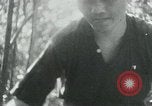 Immagine di Il Viet Cong nel camp per la scrittura di lettere bunker di scavo e pulizia weapo Il Vietnam, 1965, secondo 54 filmato di repertorio 65675032694
