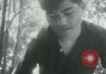 Immagine di Il Viet Cong nel camp per la scrittura di lettere bunker di scavo e pulizia weapo Il Vietnam, 1965, secondo 55 filmato di repertorio 65675032694