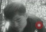 Immagine di Il Viet Cong nel camp per la scrittura di lettere bunker di scavo e pulizia weapo Il Vietnam, 1965, secondo 56 filmato di repertorio 65675032694
