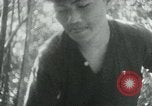 Immagine di Il Viet Cong nel camp per la scrittura di lettere bunker di scavo e pulizia weapo Il Vietnam, 1965, secondo 58 filmato di repertorio 65675032694