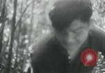 Immagine di Il Viet Cong nel camp per la scrittura di lettere bunker di scavo e pulizia weapo Il Vietnam, 1965, secondo 61 filmato di repertorio 65675032694
