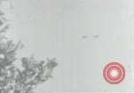 Immagine di Il Viet Cong cablaggio turni di artiglieria per trappole e dispositivo esplosivo Il Vietnam, 1965, secondo 1 filmato di repertorio 65675032695