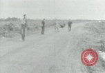 Immagine di Il Viet Cong cablaggio turni di artiglieria per trappole e dispositivo esplosivo Il Vietnam, 1965, secondo 3 filmato di repertorio 65675032695