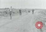 Immagine di Il Viet Cong cablaggio turni di artiglieria per trappole e dispositivo esplosivo Il Vietnam, 1965, secondo 4 filmato di repertorio 65675032695