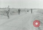 Immagine di Il Viet Cong cablaggio turni di artiglieria per trappole e dispositivo esplosivo Il Vietnam, 1965, secondo 5 filmato di repertorio 65675032695