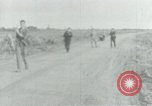 Immagine di Il Viet Cong cablaggio turni di artiglieria per trappole e dispositivo esplosivo Il Vietnam, 1965, secondo 6 filmato di repertorio 65675032695