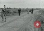 Immagine di Il Viet Cong cablaggio turni di artiglieria per trappole e dispositivo esplosivo Il Vietnam, 1965, secondo 7 filmato di repertorio 65675032695