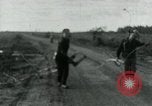 Immagine di Il Viet Cong cablaggio turni di artiglieria per trappole e dispositivo esplosivo Il Vietnam, 1965, secondo 8 filmato di repertorio 65675032695