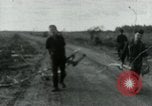 Immagine di Il Viet Cong cablaggio turni di artiglieria per trappole e dispositivo esplosivo Il Vietnam, 1965, secondo 9 filmato di repertorio 65675032695