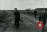 Immagine di Il Viet Cong cablaggio turni di artiglieria per trappole e dispositivo esplosivo Il Vietnam, 1965, secondo 10 filmato di repertorio 65675032695