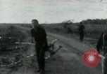 Immagine di Il Viet Cong cablaggio turni di artiglieria per trappole e dispositivo esplosivo Il Vietnam, 1965, secondo 11 filmato di repertorio 65675032695