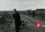 Immagine di Il Viet Cong cablaggio turni di artiglieria per trappole e dispositivo esplosivo Il Vietnam, 1965, secondo 12 filmato di repertorio 65675032695