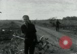 Immagine di Il Viet Cong cablaggio turni di artiglieria per trappole e dispositivo esplosivo Il Vietnam, 1965, secondo 13 filmato di repertorio 65675032695