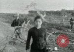 Immagine di Il Viet Cong cablaggio turni di artiglieria per trappole e dispositivo esplosivo Il Vietnam, 1965, secondo 14 filmato di repertorio 65675032695