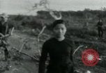 Immagine di Il Viet Cong cablaggio turni di artiglieria per trappole e dispositivo esplosivo Il Vietnam, 1965, secondo 15 filmato di repertorio 65675032695