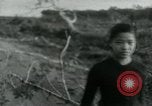 Immagine di Il Viet Cong cablaggio turni di artiglieria per trappole e dispositivo esplosivo Il Vietnam, 1965, secondo 16 filmato di repertorio 65675032695