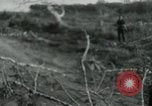 Immagine di Il Viet Cong cablaggio turni di artiglieria per trappole e dispositivo esplosivo Il Vietnam, 1965, secondo 17 filmato di repertorio 65675032695