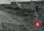 Immagine di Il Viet Cong cablaggio turni di artiglieria per trappole e dispositivo esplosivo Il Vietnam, 1965, secondo 18 filmato di repertorio 65675032695