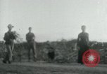 Immagine di Il Viet Cong cablaggio turni di artiglieria per trappole e dispositivo esplosivo Il Vietnam, 1965, secondo 19 filmato di repertorio 65675032695
