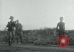 Immagine di Il Viet Cong cablaggio turni di artiglieria per trappole e dispositivo esplosivo Il Vietnam, 1965, secondo 20 filmato di repertorio 65675032695