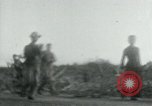 Immagine di Il Viet Cong cablaggio turni di artiglieria per trappole e dispositivo esplosivo Il Vietnam, 1965, secondo 21 filmato di repertorio 65675032695