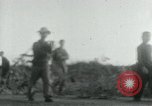 Immagine di Il Viet Cong cablaggio turni di artiglieria per trappole e dispositivo esplosivo Il Vietnam, 1965, secondo 22 filmato di repertorio 65675032695