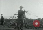 Immagine di Il Viet Cong cablaggio turni di artiglieria per trappole e dispositivo esplosivo Il Vietnam, 1965, secondo 23 filmato di repertorio 65675032695