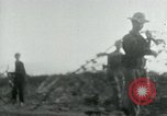 Immagine di Il Viet Cong cablaggio turni di artiglieria per trappole e dispositivo esplosivo Il Vietnam, 1965, secondo 24 filmato di repertorio 65675032695