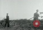 Immagine di Il Viet Cong cablaggio turni di artiglieria per trappole e dispositivo esplosivo Il Vietnam, 1965, secondo 25 filmato di repertorio 65675032695