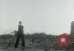 Immagine di Il Viet Cong cablaggio turni di artiglieria per trappole e dispositivo esplosivo Il Vietnam, 1965, secondo 26 filmato di repertorio 65675032695