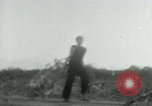 Immagine di Il Viet Cong cablaggio turni di artiglieria per trappole e dispositivo esplosivo Il Vietnam, 1965, secondo 27 filmato di repertorio 65675032695