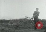 Immagine di Il Viet Cong cablaggio turni di artiglieria per trappole e dispositivo esplosivo Il Vietnam, 1965, secondo 28 filmato di repertorio 65675032695