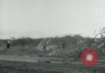Immagine di Il Viet Cong cablaggio turni di artiglieria per trappole e dispositivo esplosivo Il Vietnam, 1965, secondo 29 filmato di repertorio 65675032695