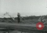 Immagine di Il Viet Cong cablaggio turni di artiglieria per trappole e dispositivo esplosivo Il Vietnam, 1965, secondo 30 filmato di repertorio 65675032695