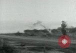 Immagine di Il Viet Cong cablaggio turni di artiglieria per trappole e dispositivo esplosivo Il Vietnam, 1965, secondo 31 filmato di repertorio 65675032695
