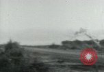 Immagine di Il Viet Cong cablaggio turni di artiglieria per trappole e dispositivo esplosivo Il Vietnam, 1965, secondo 32 filmato di repertorio 65675032695