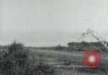 Immagine di Il Viet Cong cablaggio turni di artiglieria per trappole e dispositivo esplosivo Il Vietnam, 1965, secondo 33 filmato di repertorio 65675032695