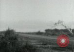 Immagine di Il Viet Cong cablaggio turni di artiglieria per trappole e dispositivo esplosivo Il Vietnam, 1965, secondo 34 filmato di repertorio 65675032695