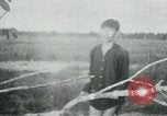 Immagine di Il Viet Cong cablaggio turni di artiglieria per trappole e dispositivo esplosivo Il Vietnam, 1965, secondo 35 filmato di repertorio 65675032695