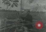 Immagine di Il Viet Cong cablaggio turni di artiglieria per trappole e dispositivo esplosivo Il Vietnam, 1965, secondo 37 filmato di repertorio 65675032695