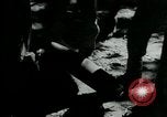Immagine di Il Viet Cong cablaggio turni di artiglieria per trappole e dispositivo esplosivo Il Vietnam, 1965, secondo 41 filmato di repertorio 65675032695