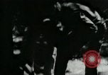 Immagine di Il Viet Cong cablaggio turni di artiglieria per trappole e dispositivo esplosivo Il Vietnam, 1965, secondo 43 filmato di repertorio 65675032695