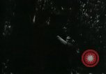 Immagine di Il Viet Cong cablaggio turni di artiglieria per trappole e dispositivo esplosivo Il Vietnam, 1965, secondo 44 filmato di repertorio 65675032695