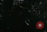 Immagine di Il Viet Cong cablaggio turni di artiglieria per trappole e dispositivo esplosivo Il Vietnam, 1965, secondo 45 filmato di repertorio 65675032695
