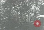 Immagine di Il Viet Cong cablaggio turni di artiglieria per trappole e dispositivo esplosivo Il Vietnam, 1965, secondo 48 filmato di repertorio 65675032695